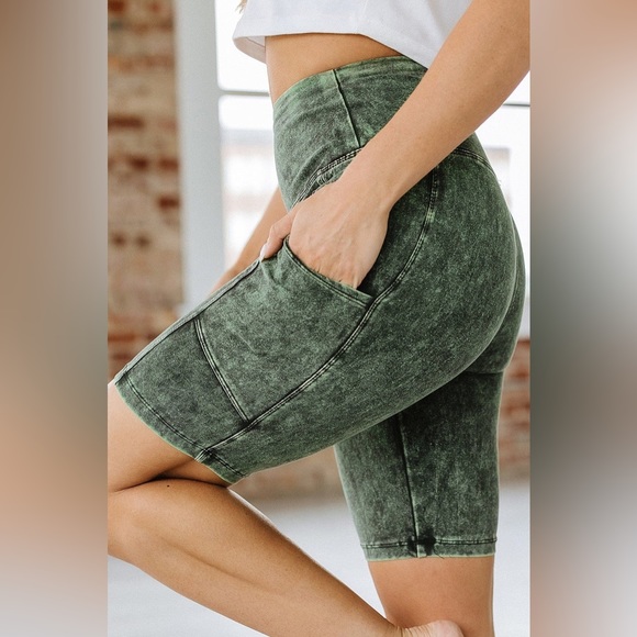 NWOT Zena Outfitters Wide Waistband Mineral biker shorts with pockets - Picture 2 of 12